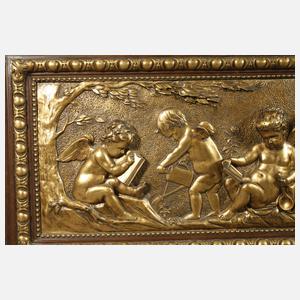 Übergroßes Relief mit Putten