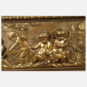 Übergroßes Relief mit Putten