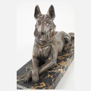 Henry Petrilly, liegender Schäferhund