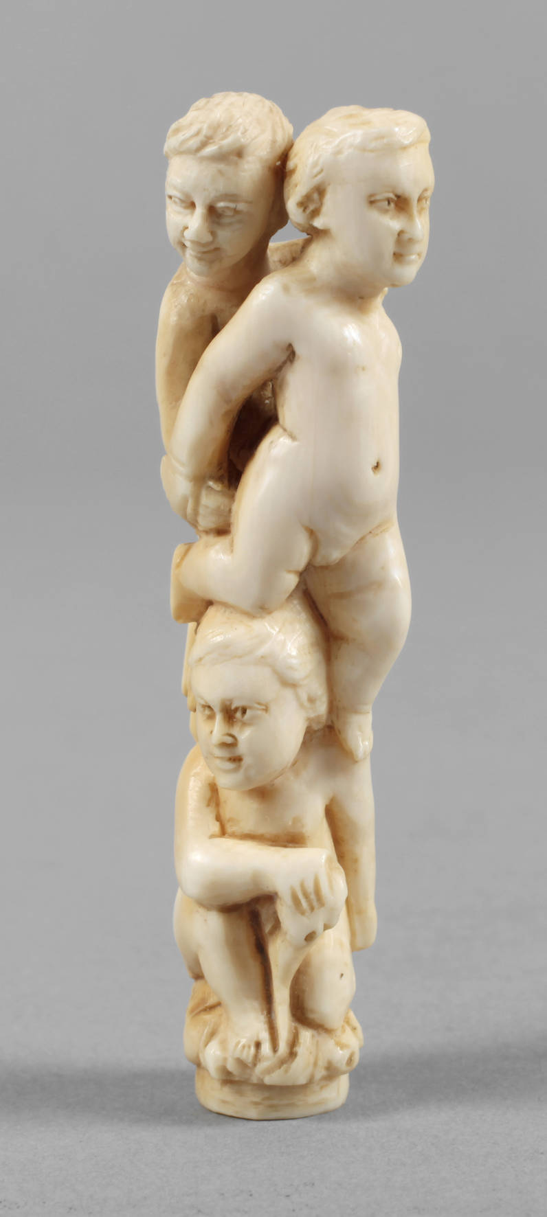 Figürliche Elfenbeinschnitzerei