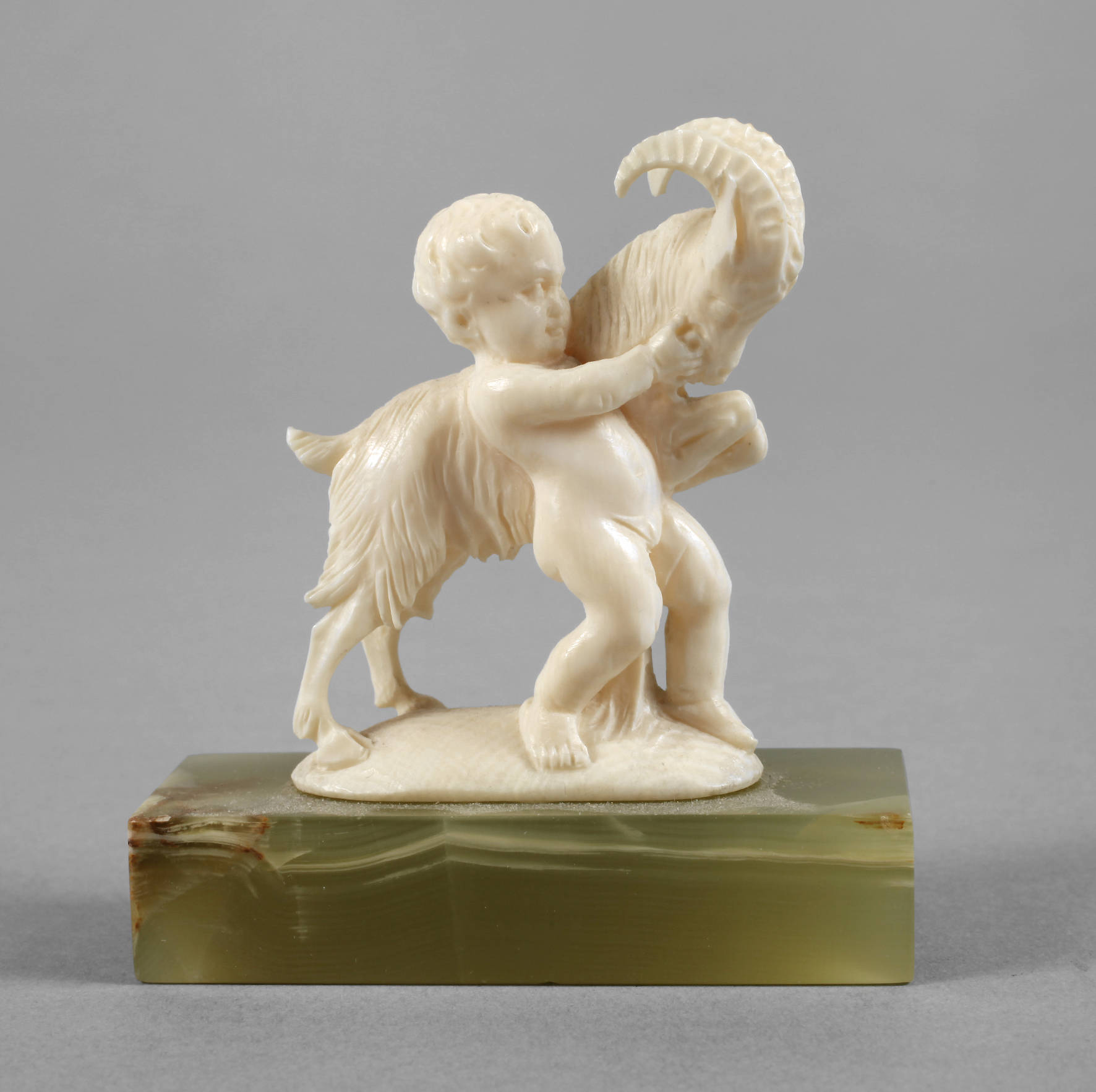 Feine Elfenbeinschnitzerei