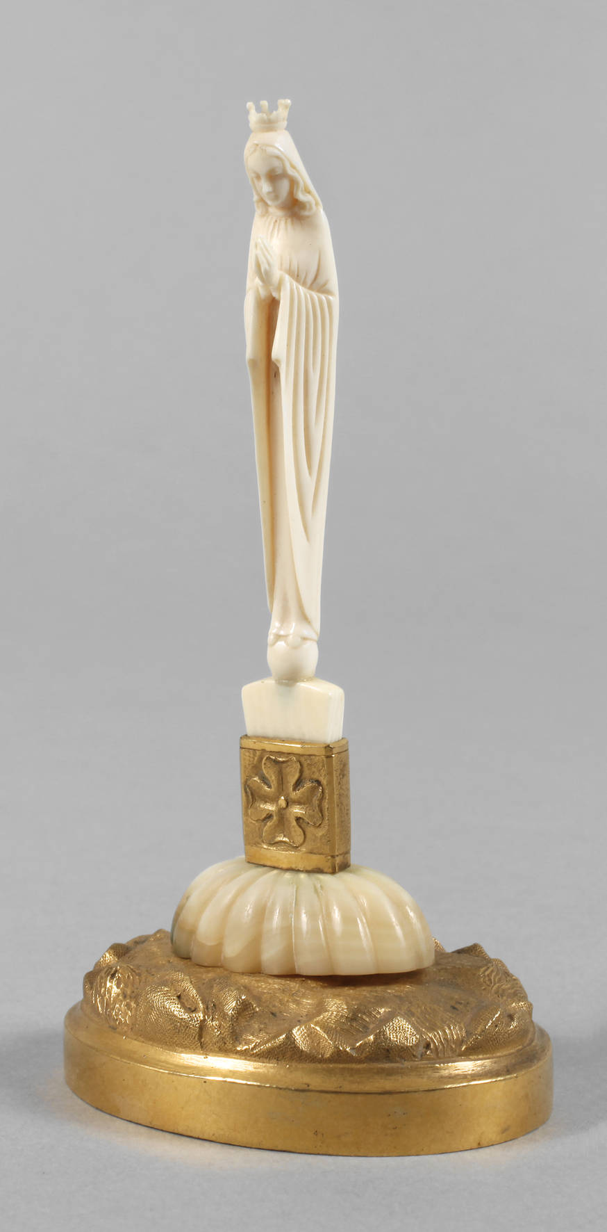 Feine Elfenbeinschnitzerei