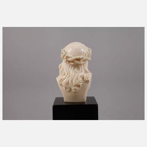 Feine Elfenbeinschnitzerei