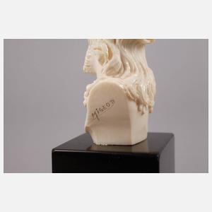 Feine Elfenbeinschnitzerei