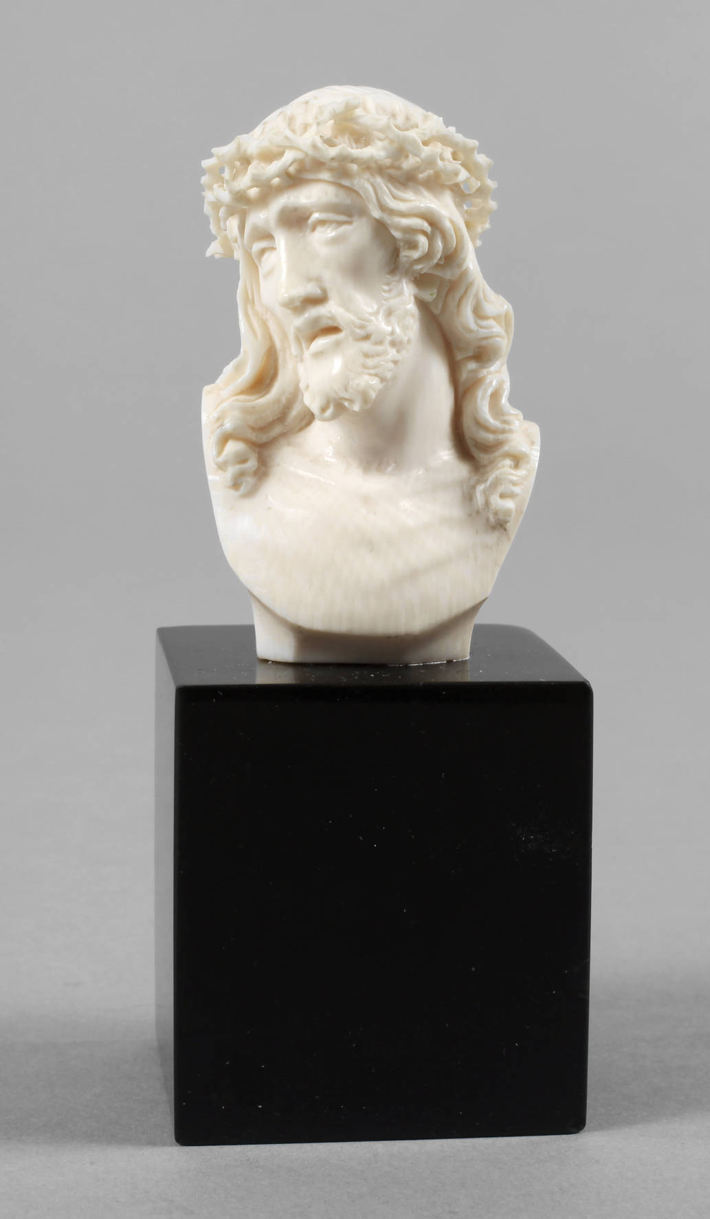 Feine Elfenbeinschnitzerei