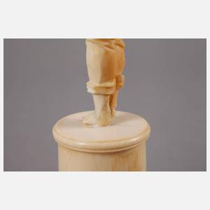 Figürliche Elfenbeinschnitzerei