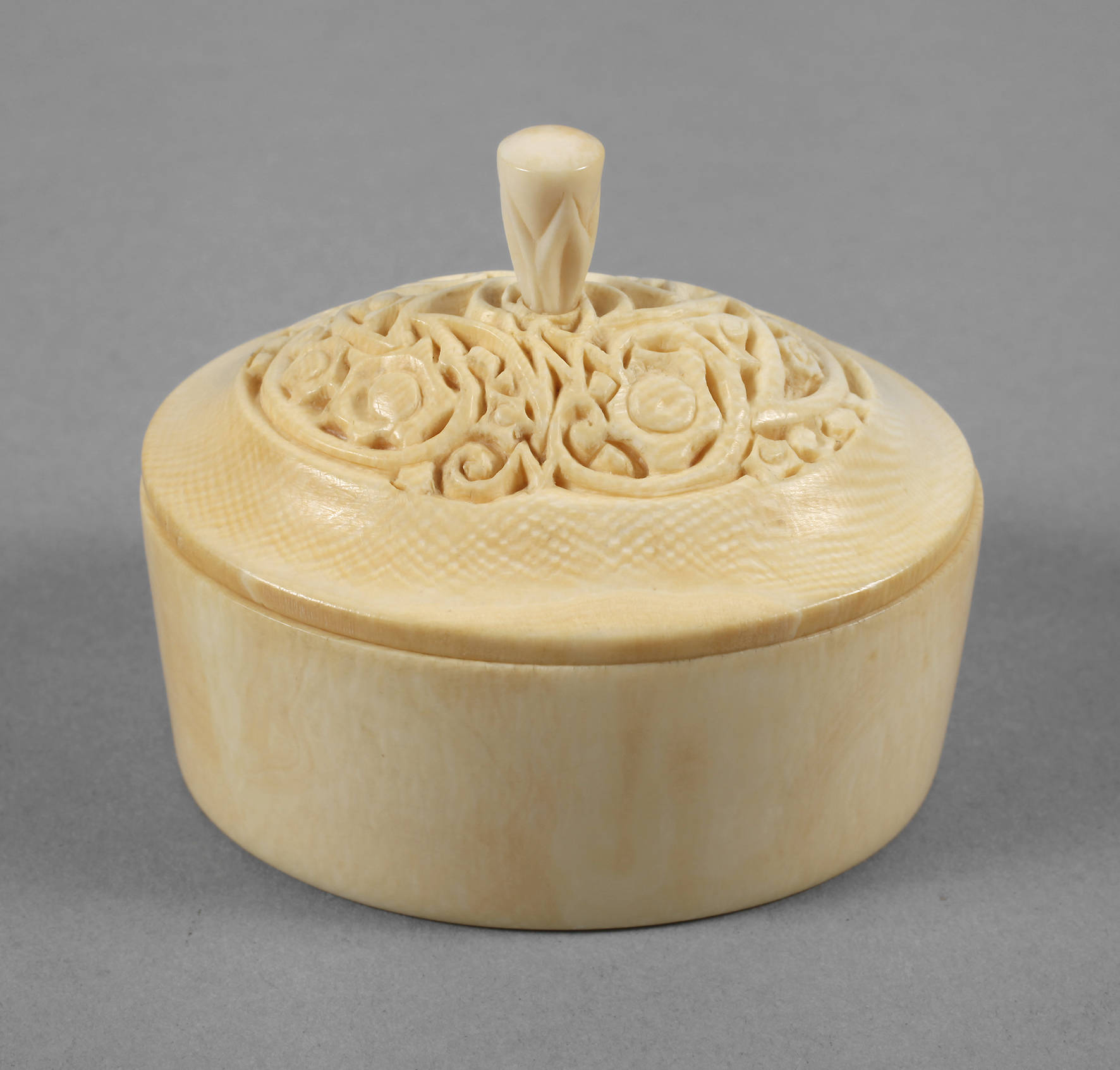 Feine Elfenbeindose
