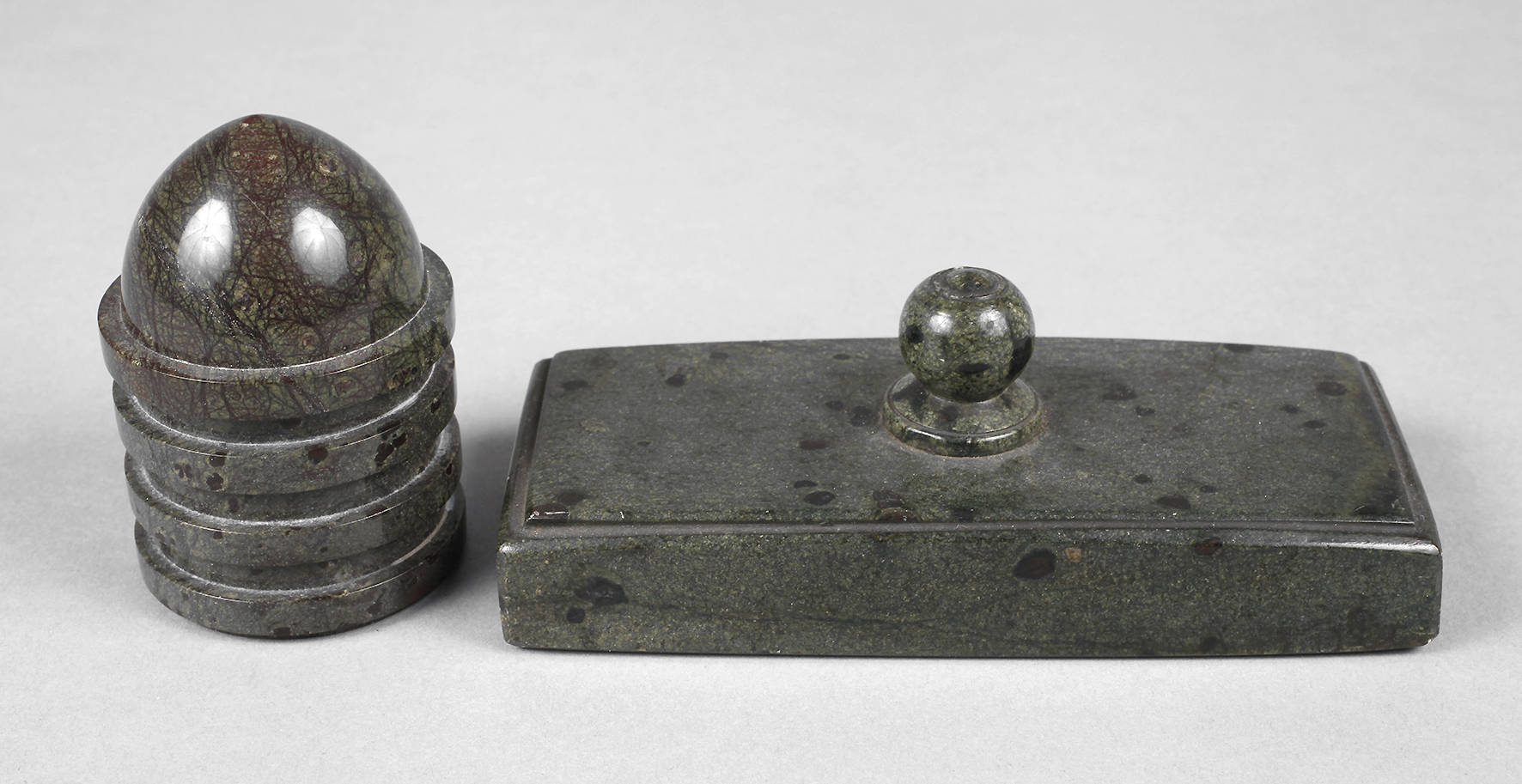 Zwei Teile Serpentin