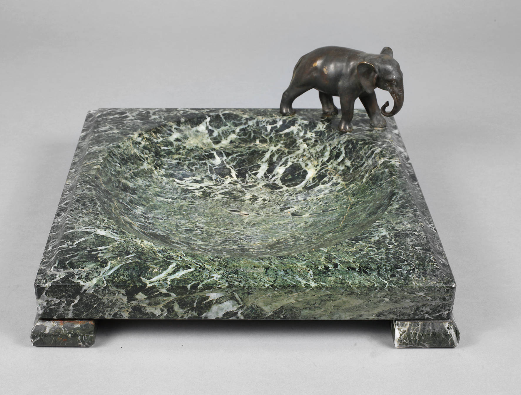 Figürliche Marmorschale