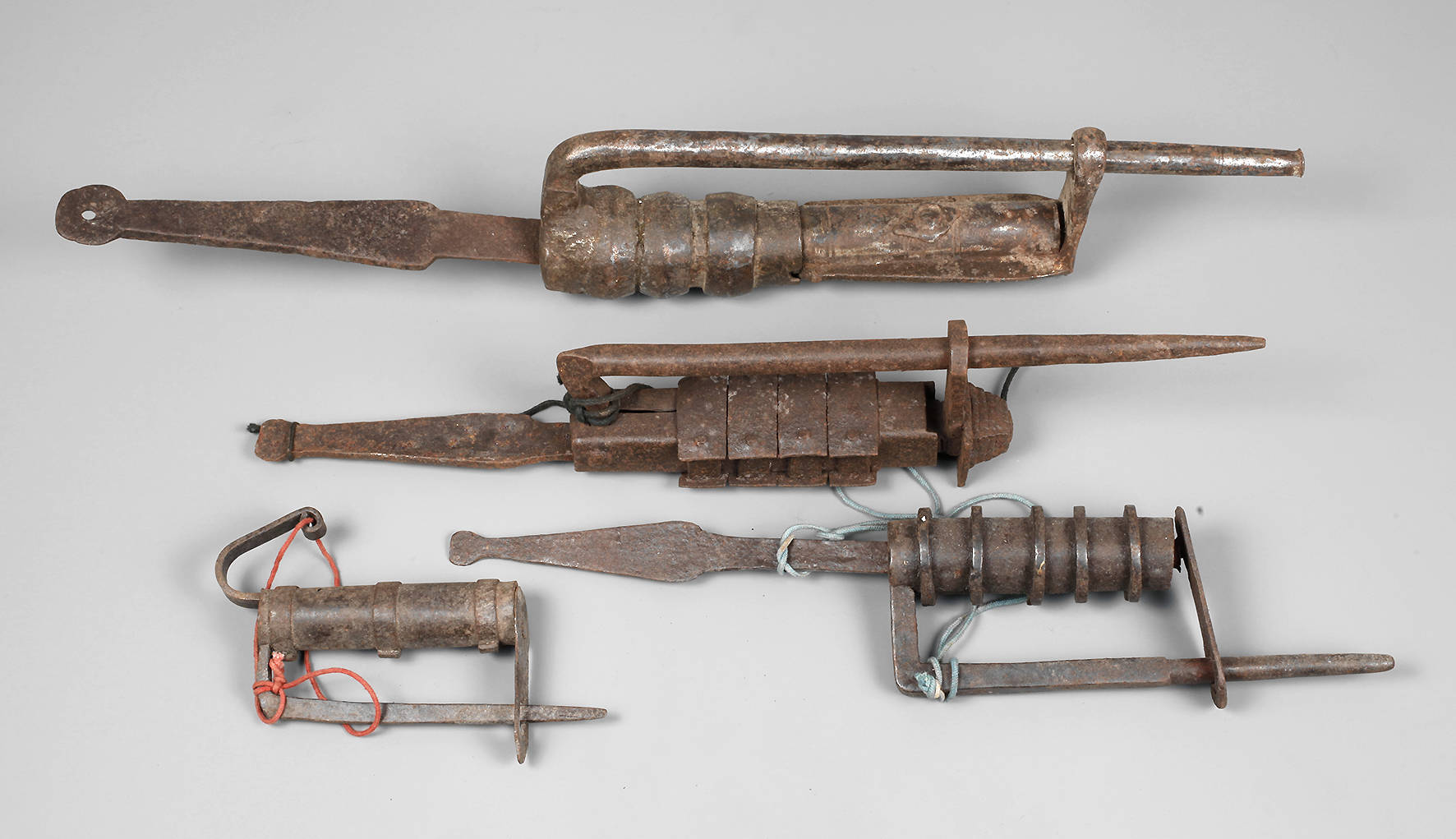 Vier Vorhängeschlösser mit Schiebeschlüssel