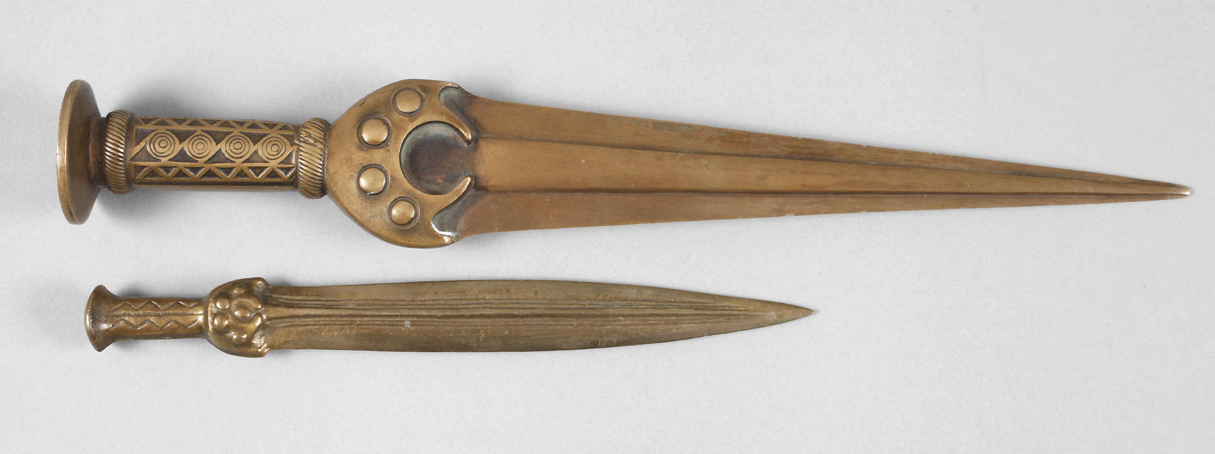 Zwei antike Bronzedolche