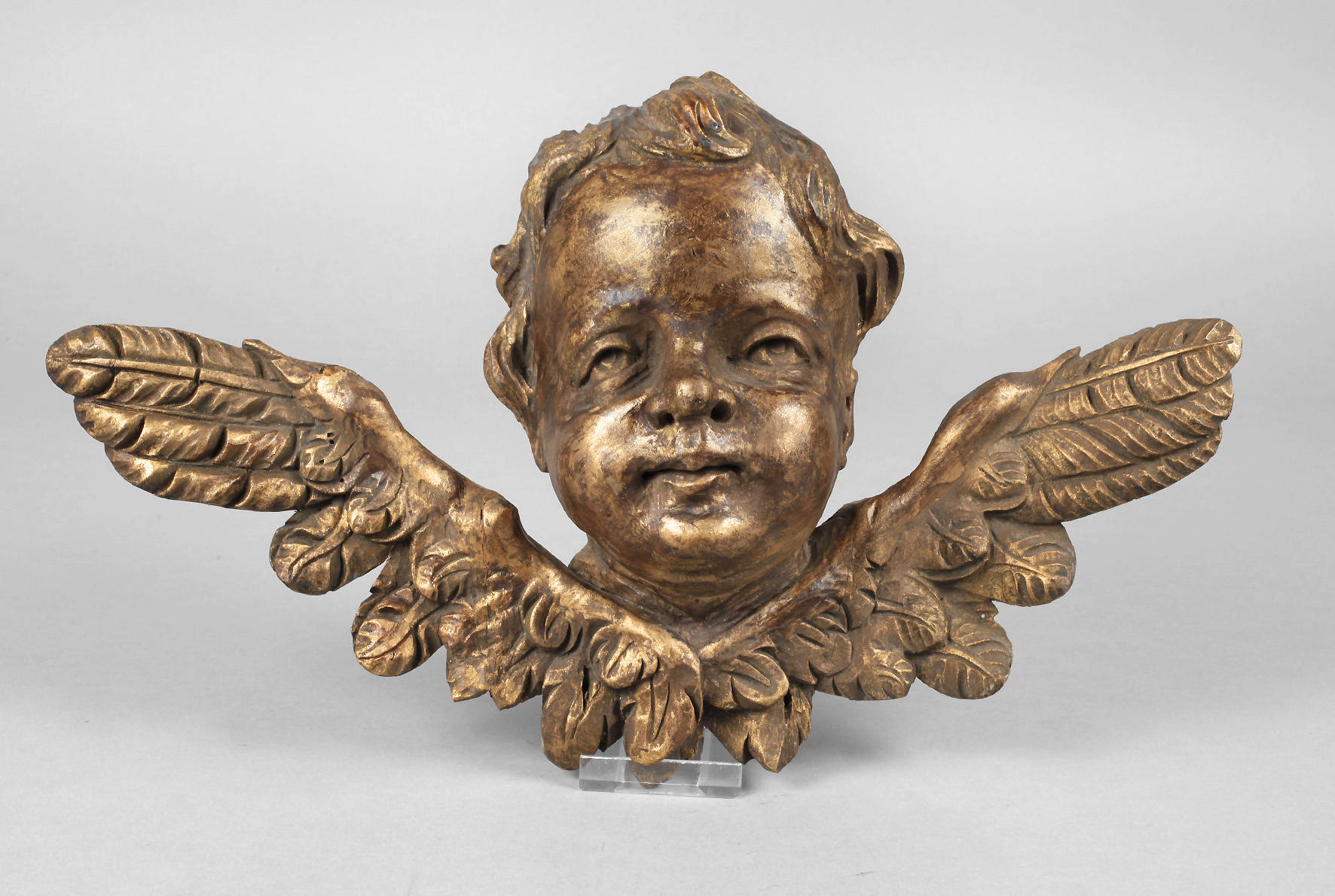 Geschnitzter Engelskopf