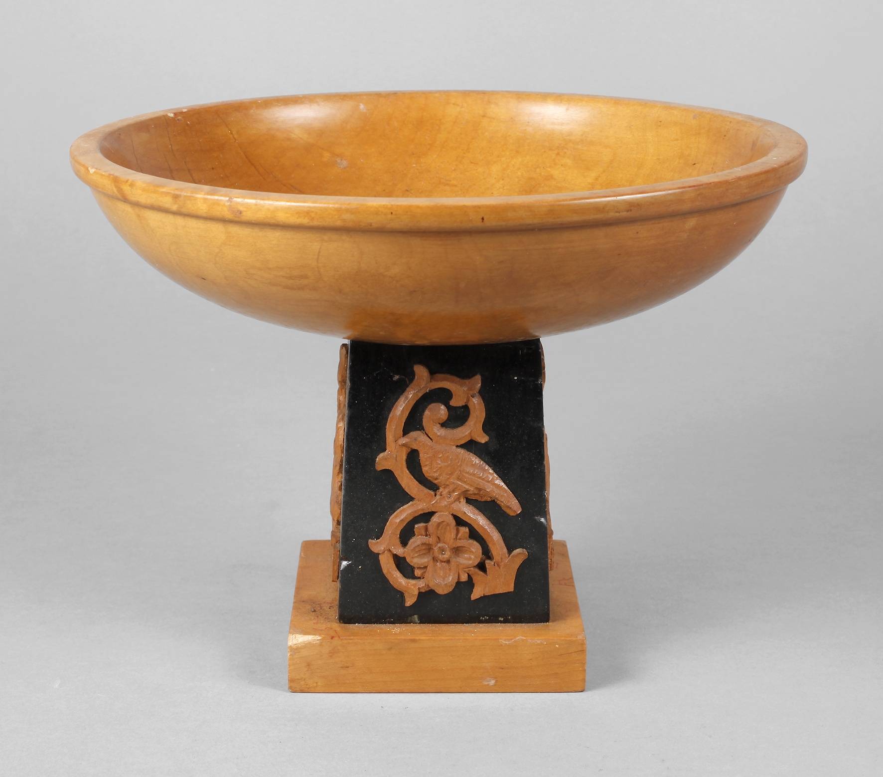 Geschnitzter Tafelaufsatz