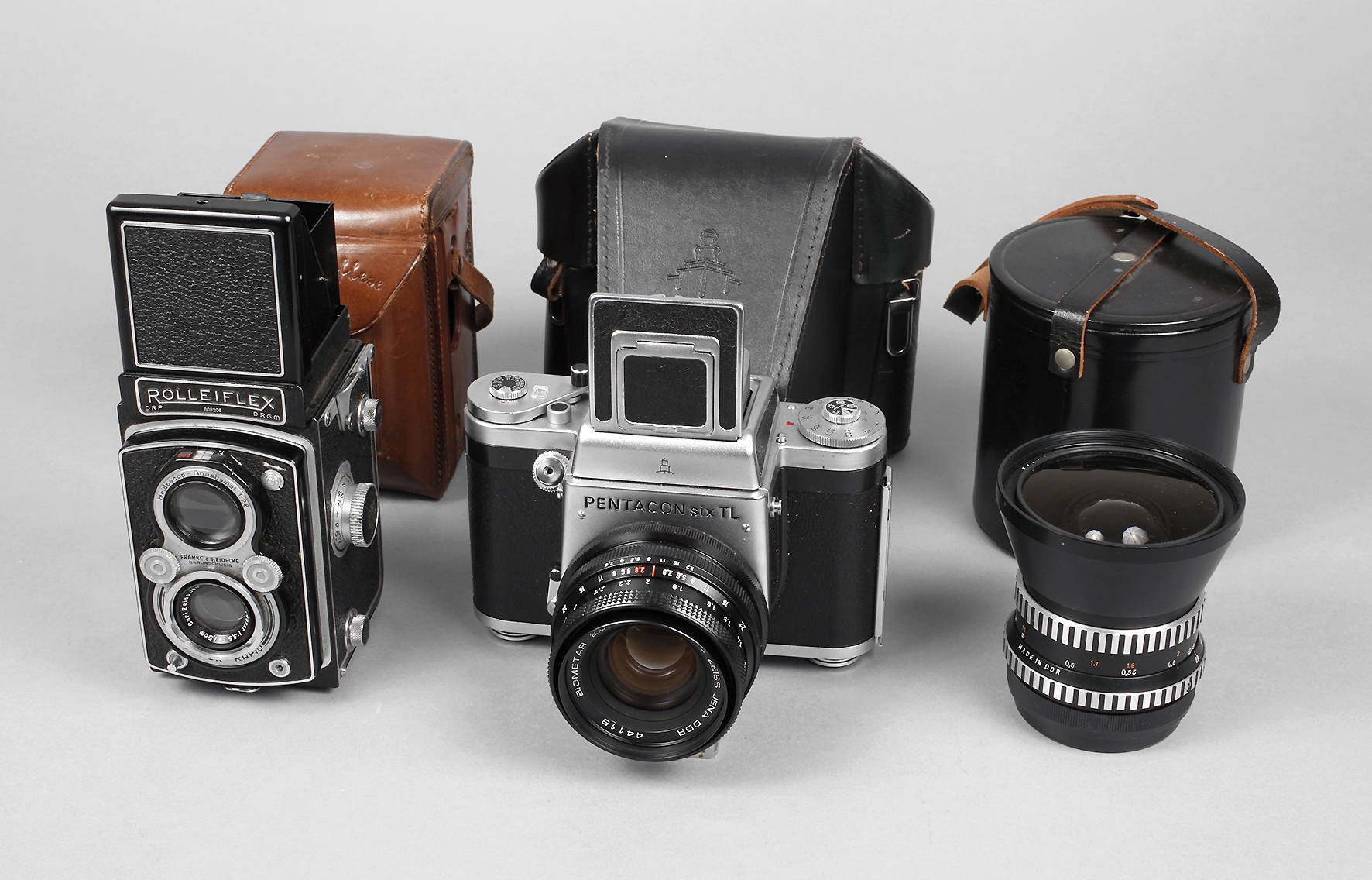 Zwei Fotoapparate und Objektiv