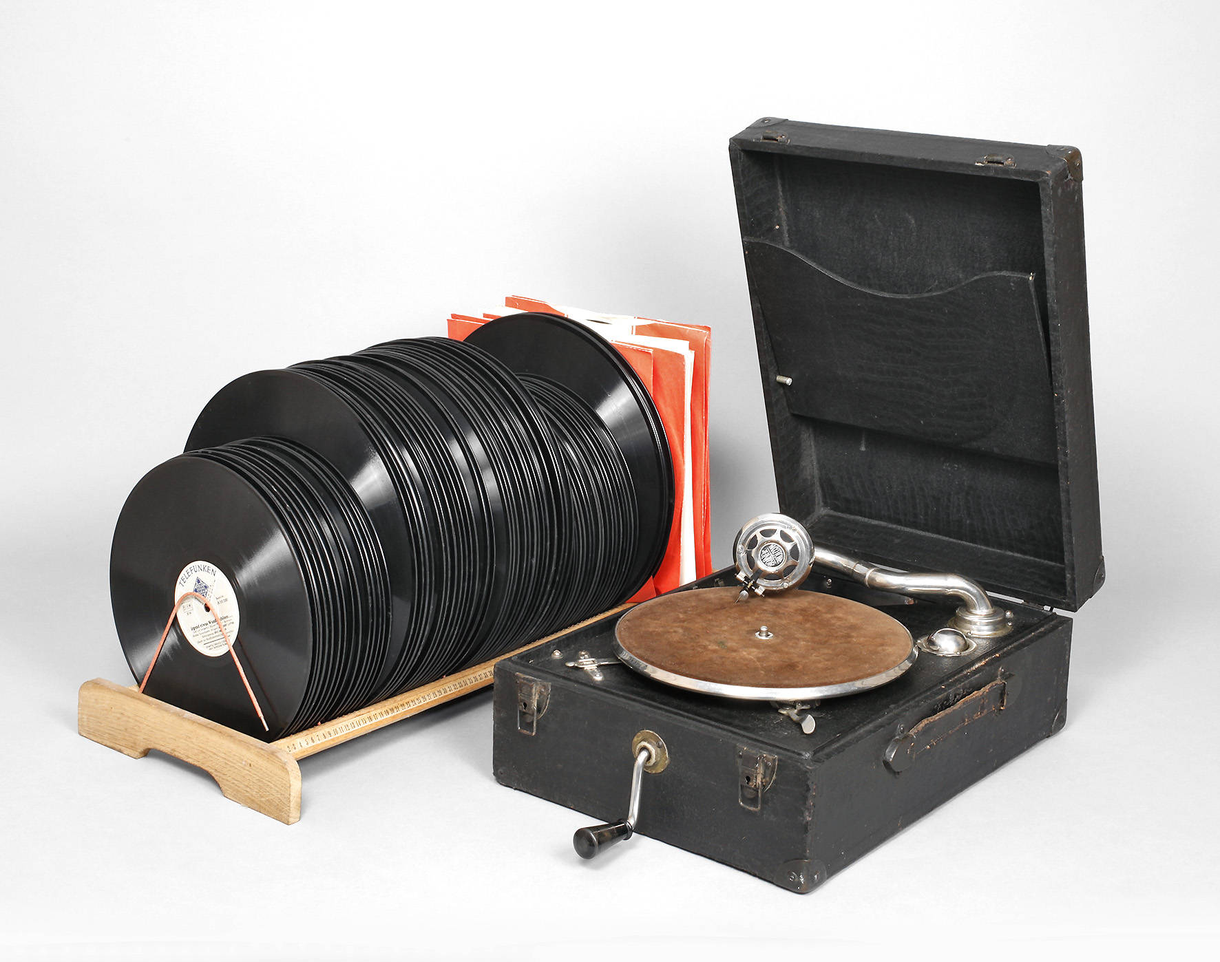 Koffergrammophon mit Plattensammlung