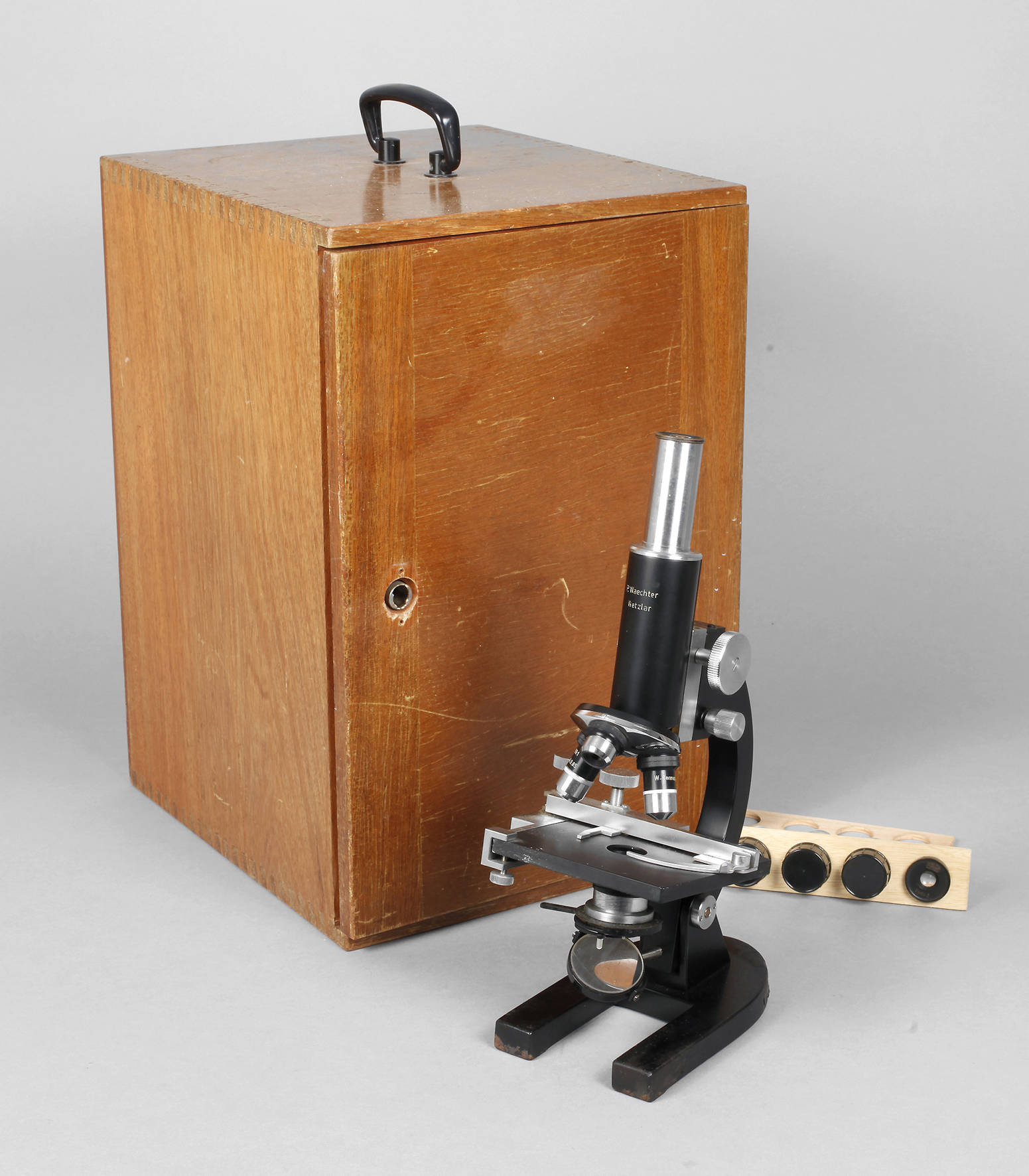 Mikroskop im Kasten