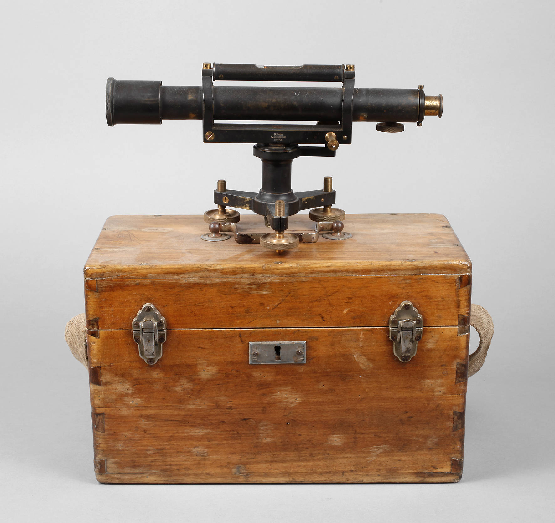 Theodolith im Kasten