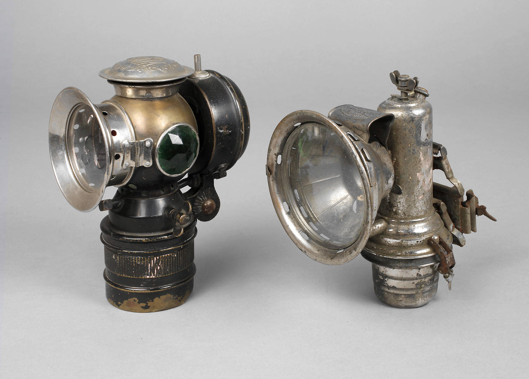 Zwei Karbidlampen