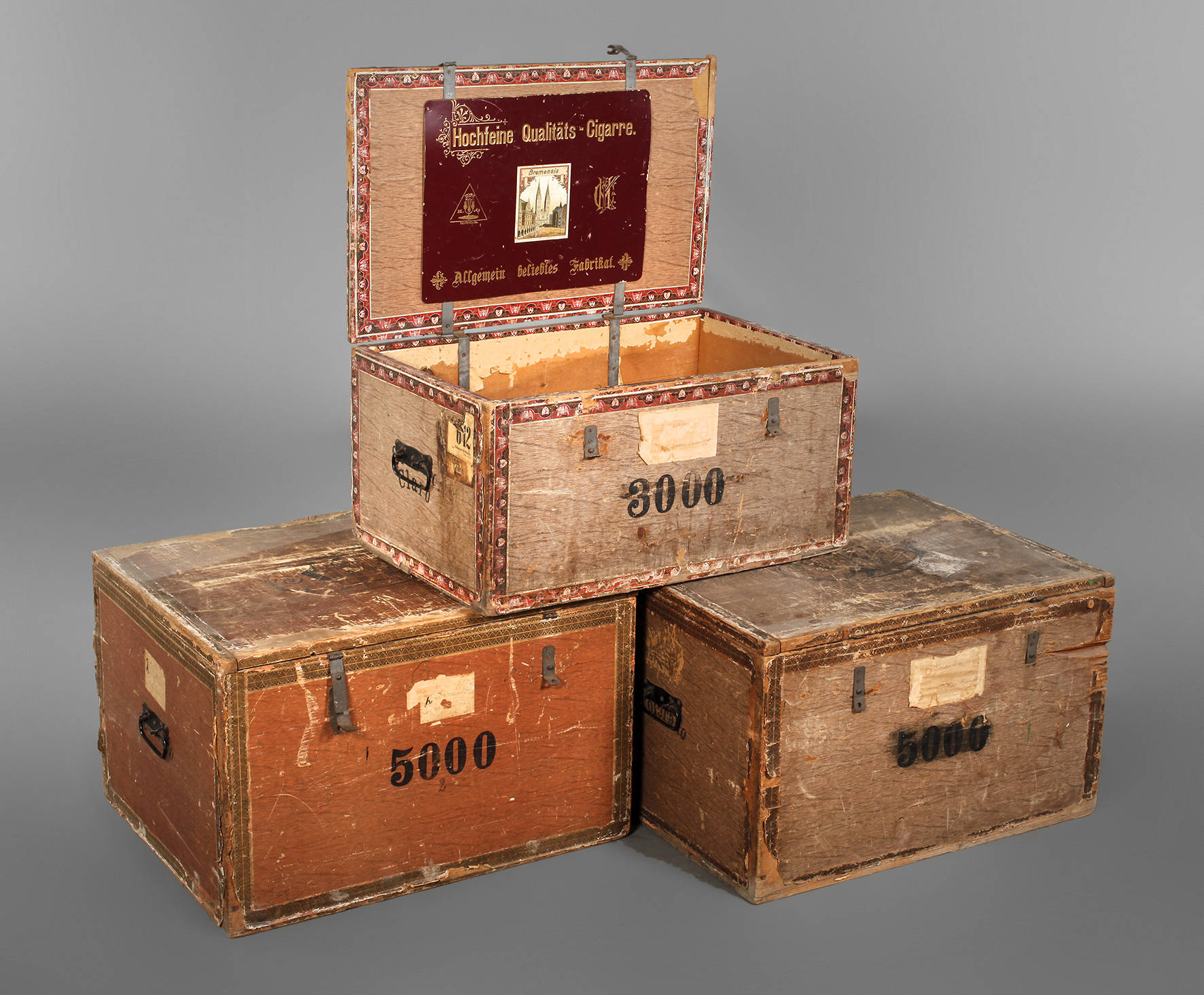 Drei große Zigarrenkisten
