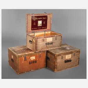 Drei große Zigarrenkisten
