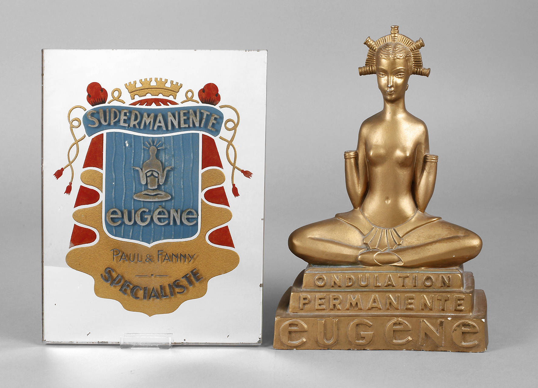 Werbefigur und Glasschild