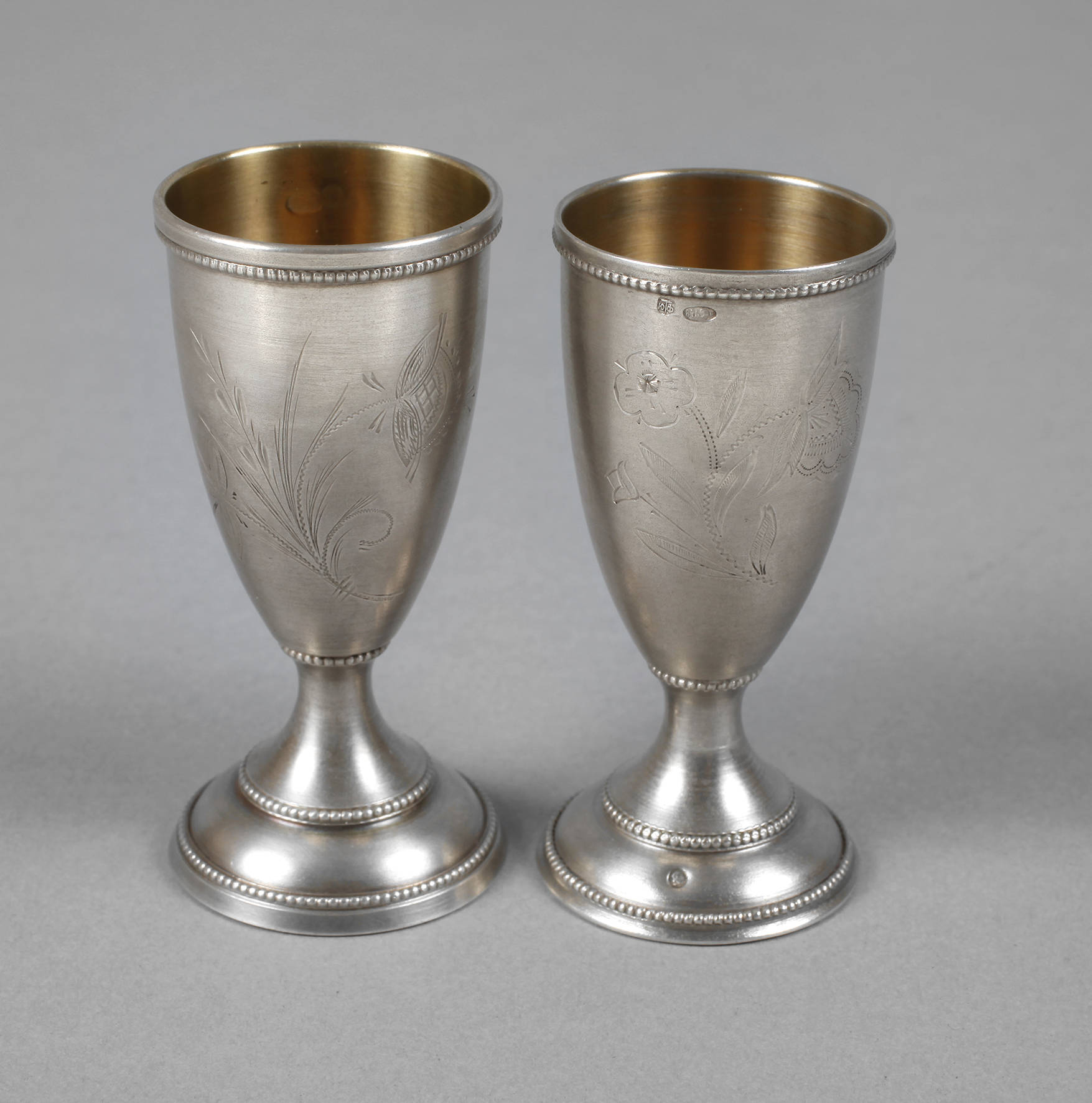 Zwei Schnapsbecher Silber