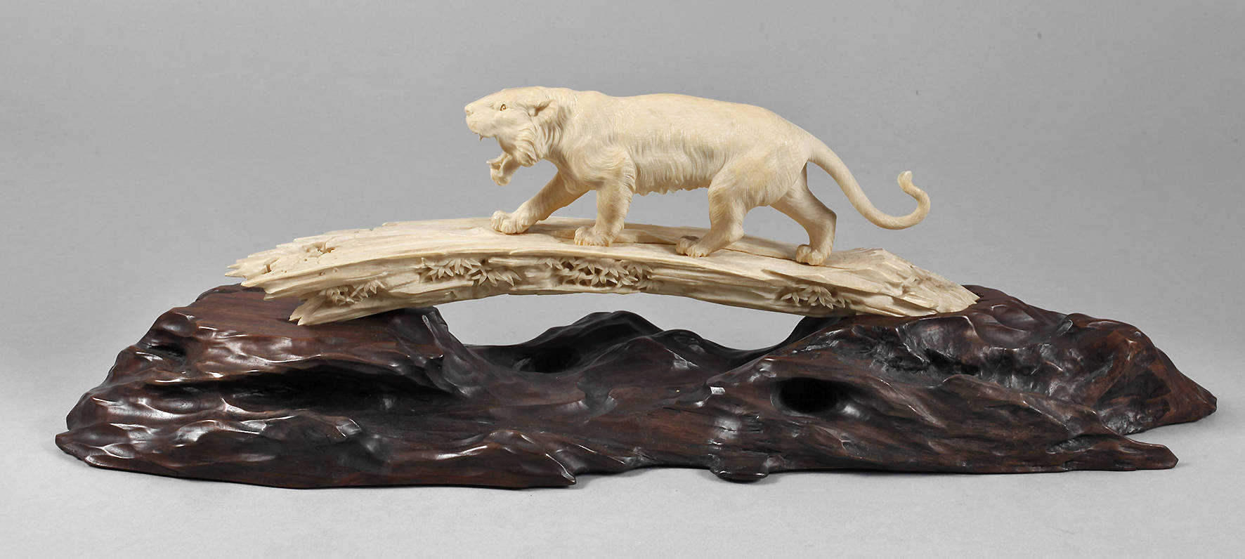 Geschnitzte Tigerplastik