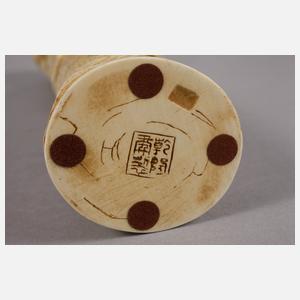 Feine Elfenbeinschnitzerei