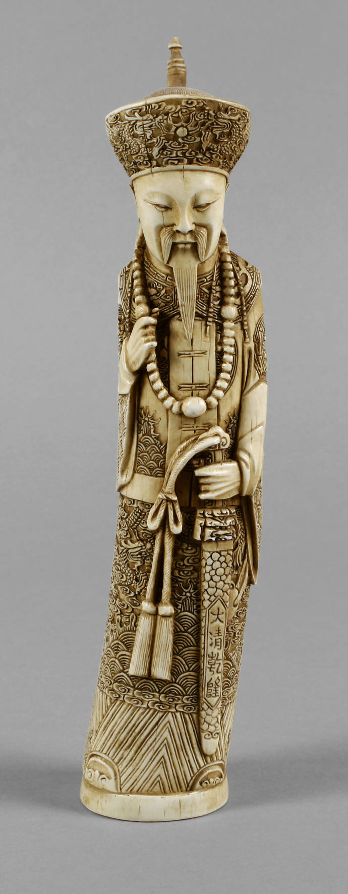 Feine Elfenbeinschnitzerei