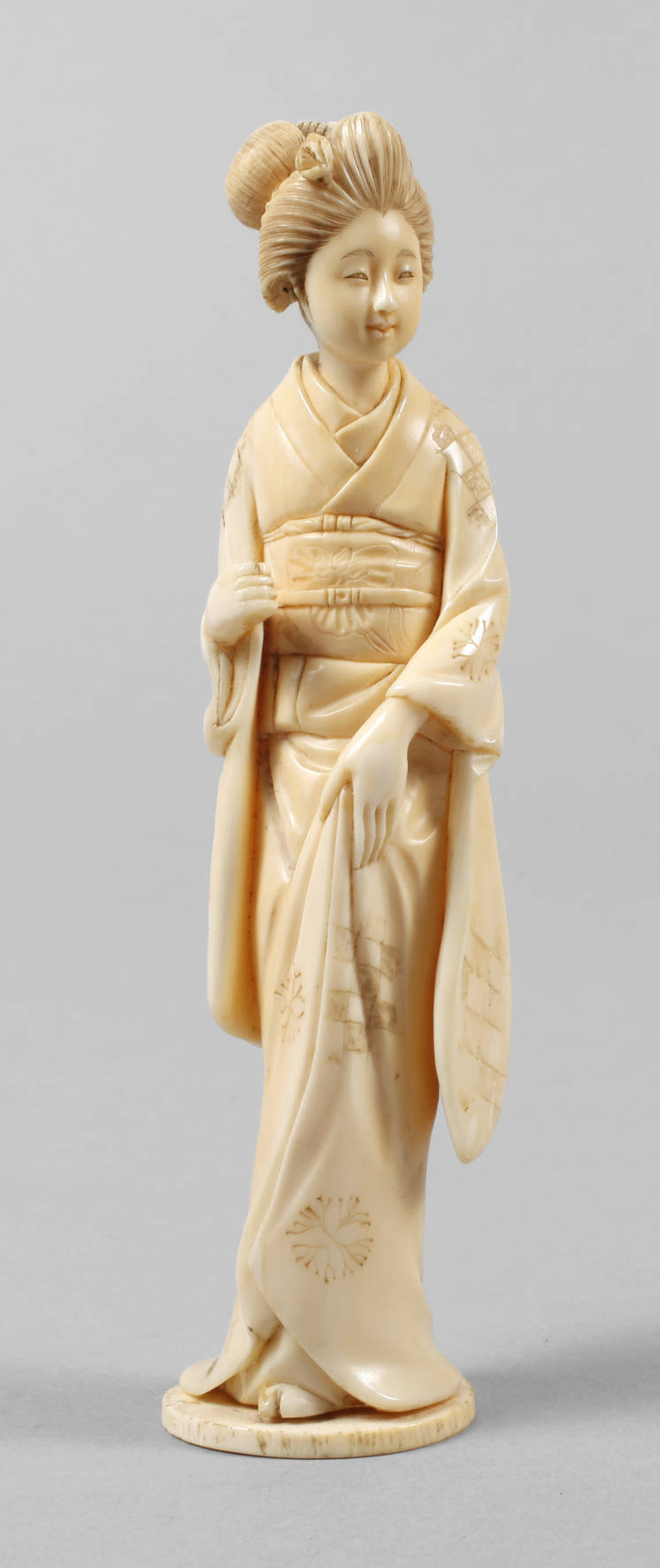Figürliche Elfenbeinschnitzerei