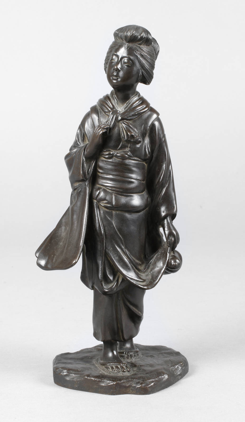 Bronzeplastik Japanerin