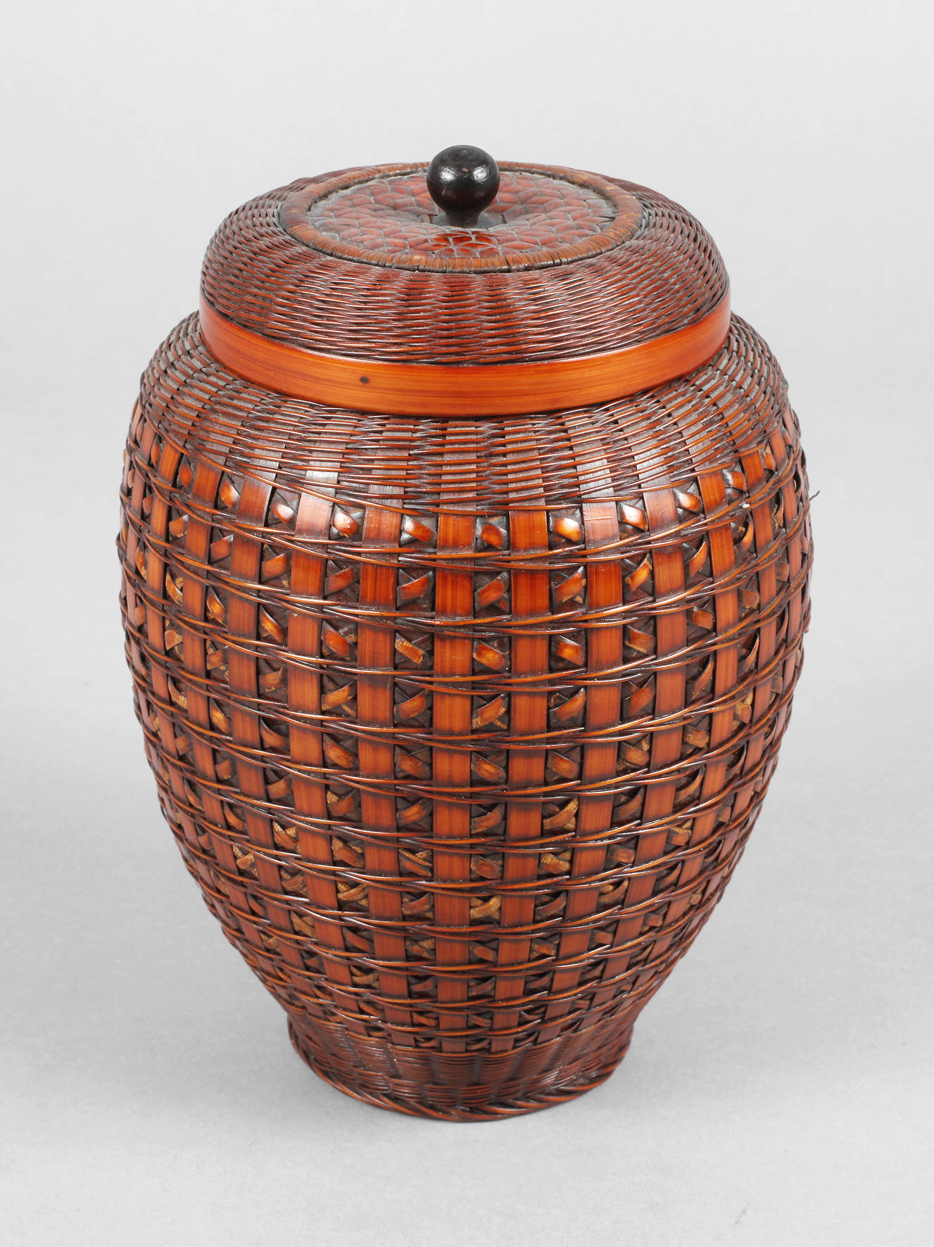 Deckelvase mit Bambusgeflecht