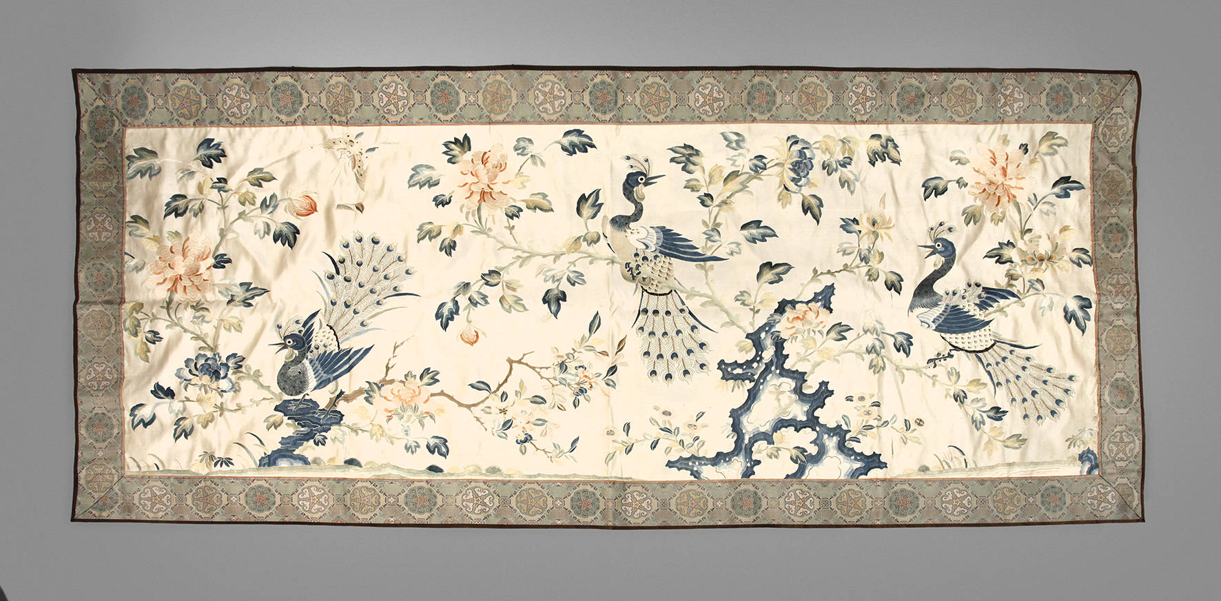 Große Seidenstickerei