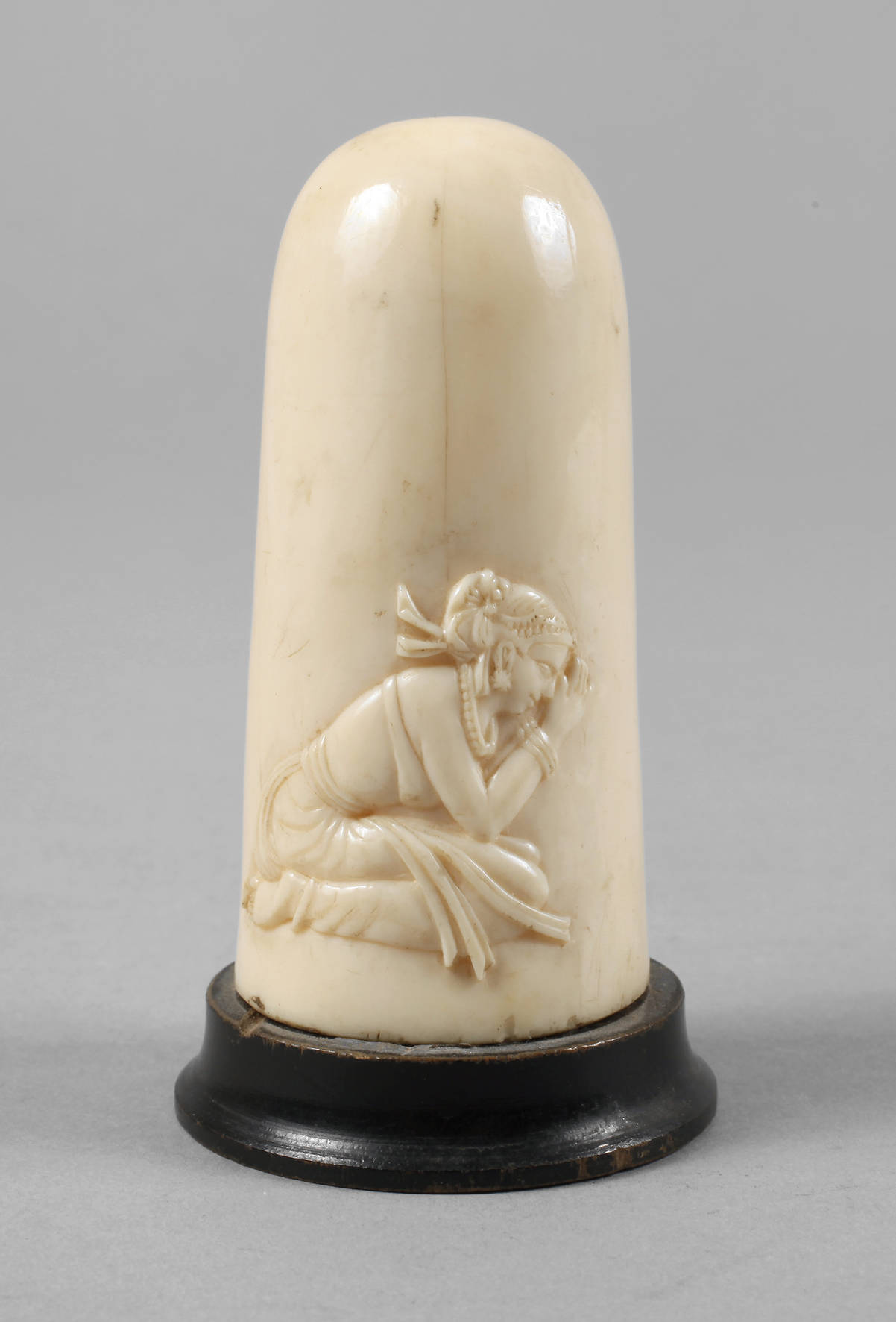 Figürliche Elfenbeinschnitzerei
