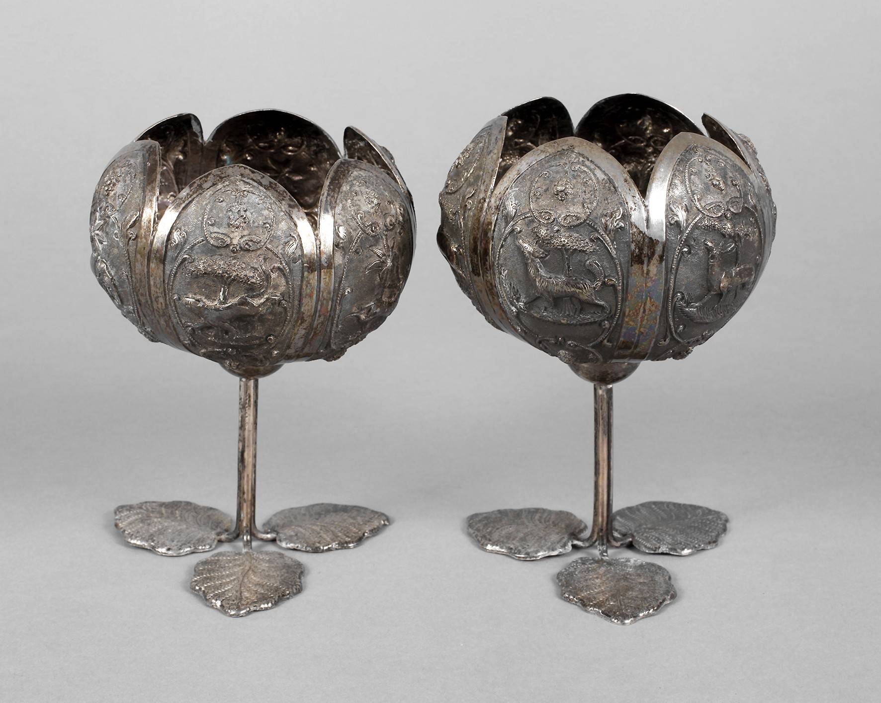 Zwei persische Jagdpokale