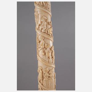 Beschnitzter Stoßzahn eines Waldelefanten