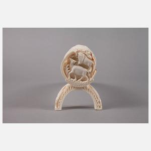 Feine Elfenbeinschnitzerei