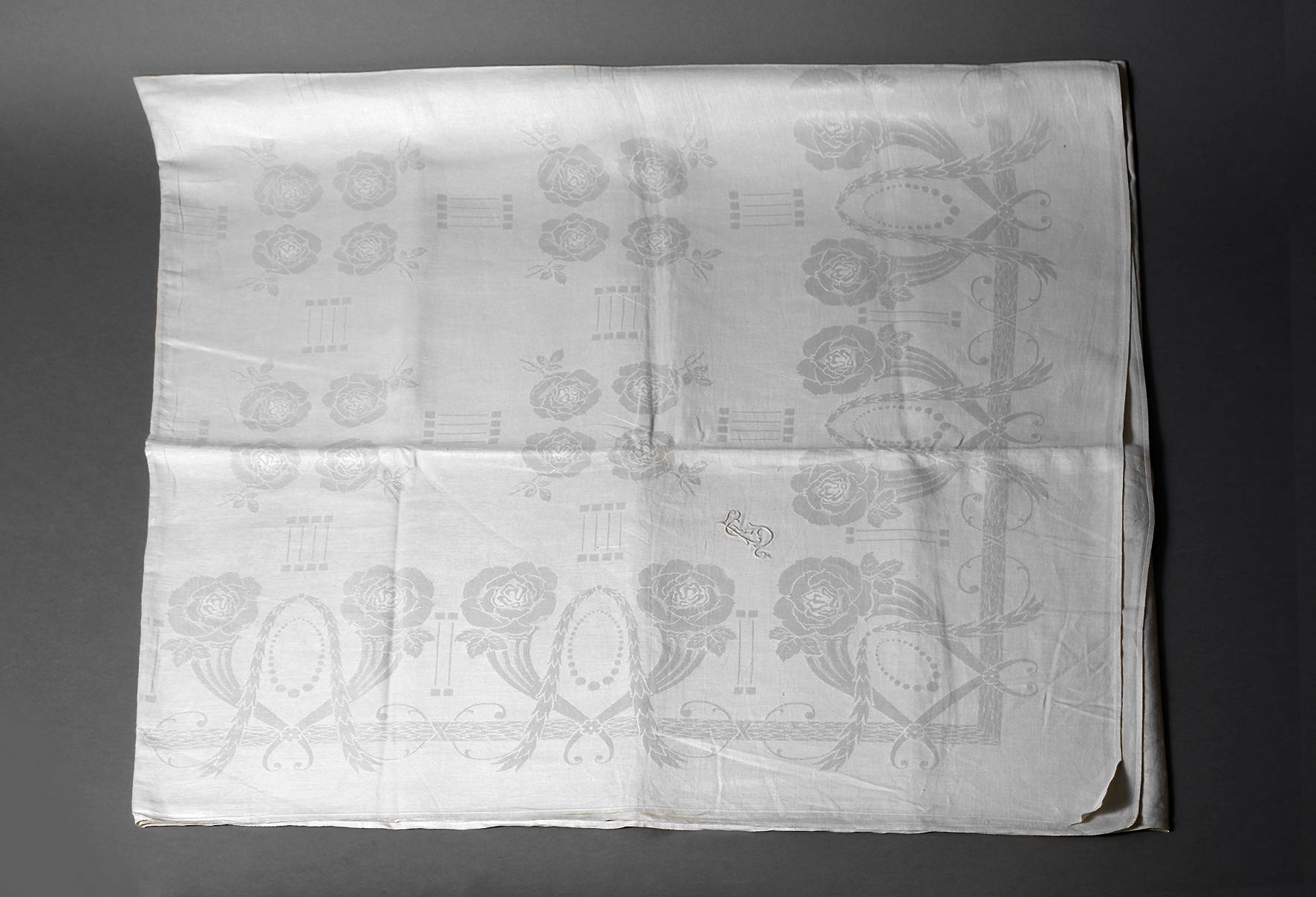 Tafeltuch mit Blütenmotiv