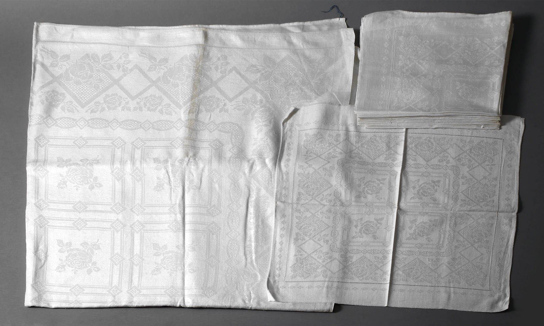 Tafelgarnitur mit Rosendekor