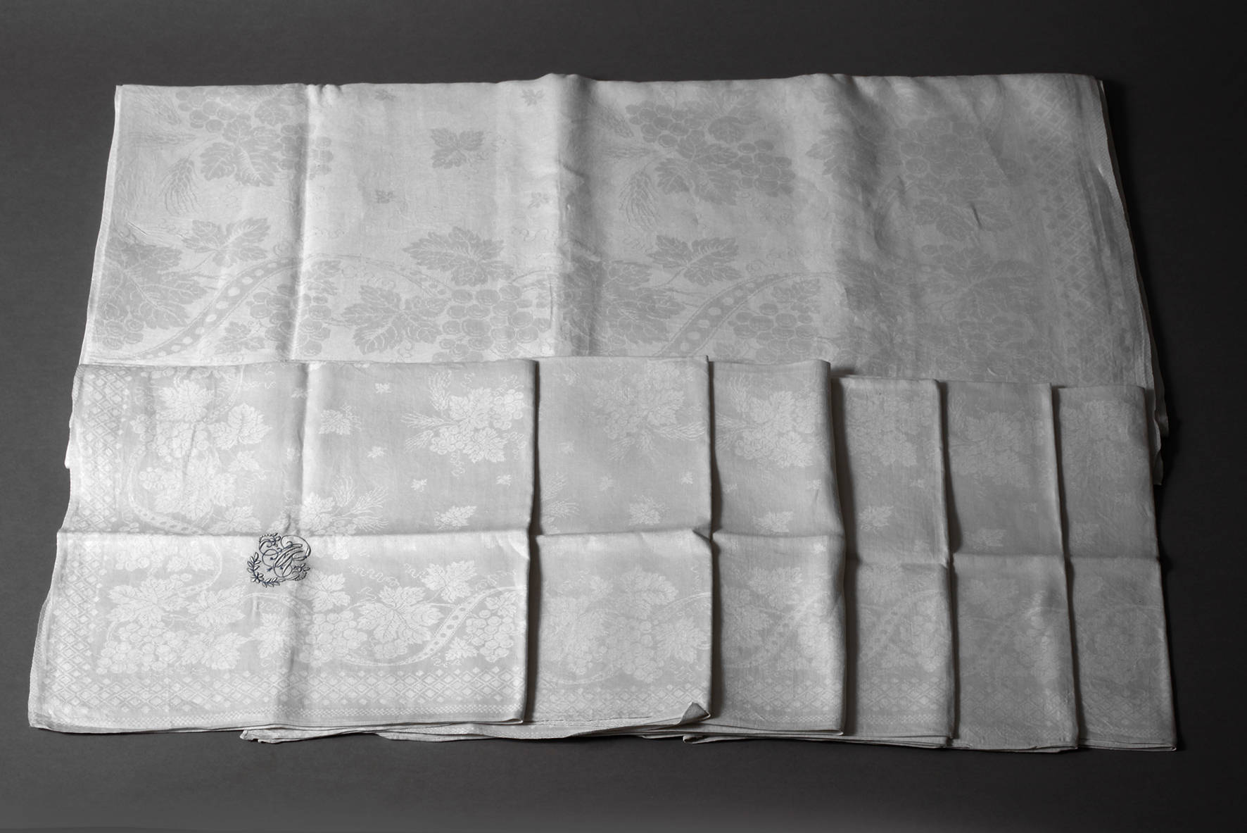 Tafelgarnitur mit Weinlaubdekor