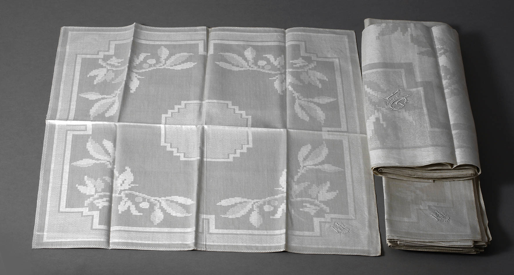 Tafelgarnitur mit Kirschzweigdekor