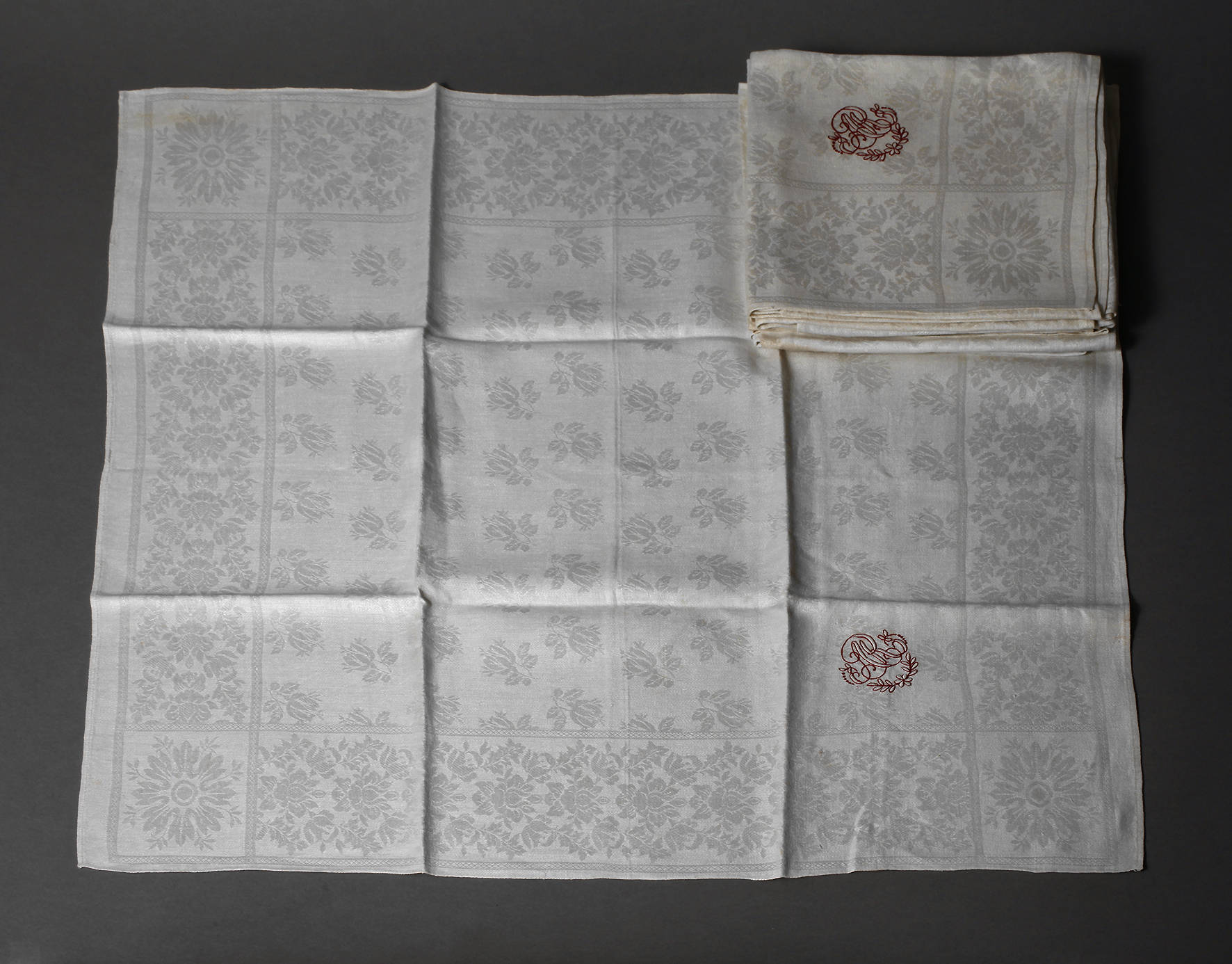 Sechs Servietten mit Floraldekor