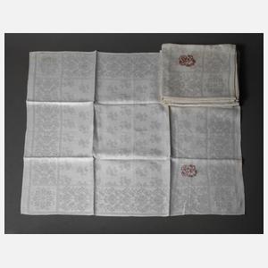 Sechs Servietten mit Floraldekor