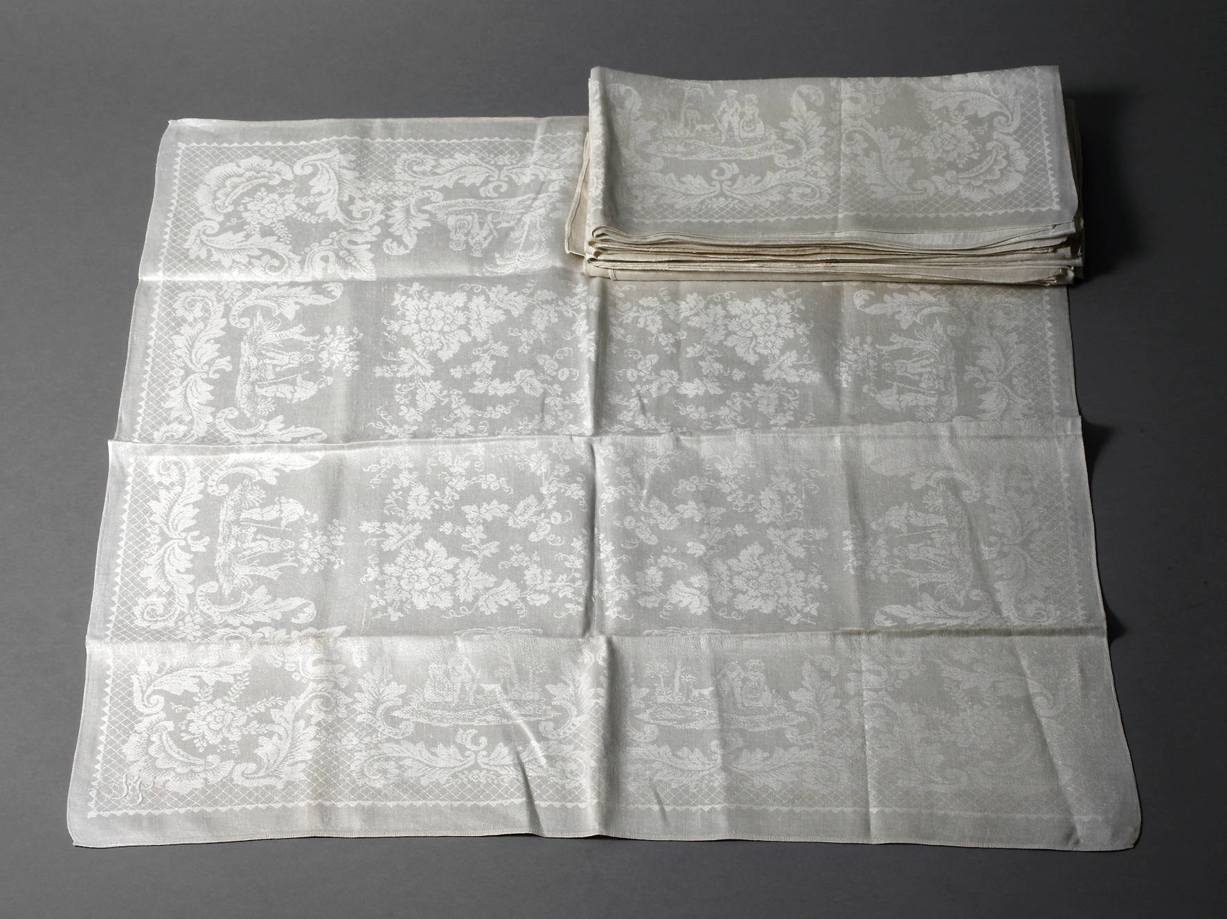 Sieben Servietten mit figuralen Szenen