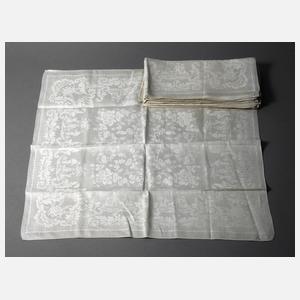 Sieben Servietten mit figuralen Szenen