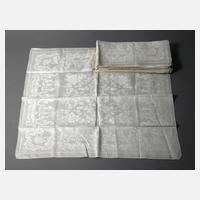 Sieben Servietten mit figuralen Szenen111