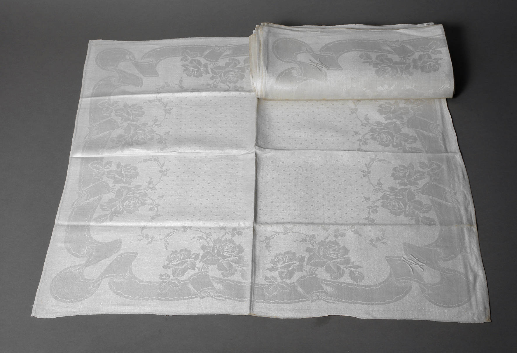 Zwölf Servietten Rosendekor