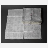 Sechzehn Servietten mit Weinlaubdekor111