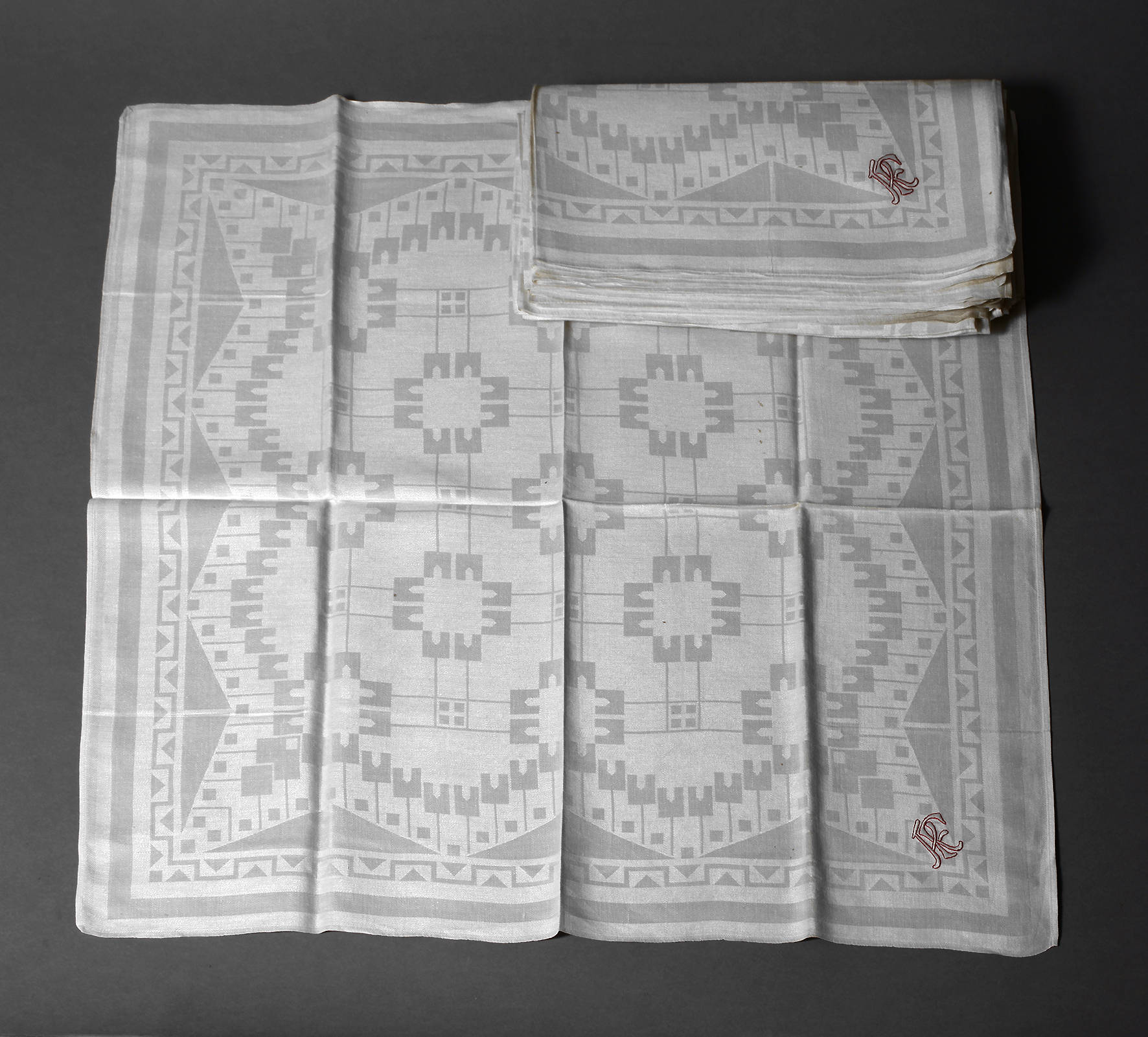 Zwölf Servietten Jugendstildekor