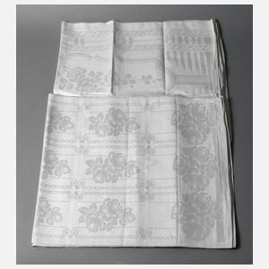 Elf Handtücher mit Rosendekor